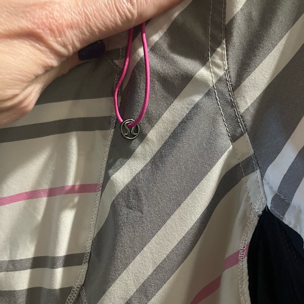 Lululemon jacket. Size 6 - Picture 7 of 10